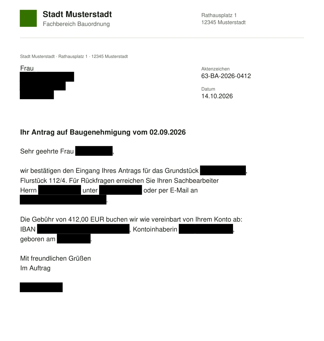 Derselbe Brief nach der Schwärzung: personenbezogene Angaben sind geschwärzt, Aktenzeichen, Datum, Gebühr und die Anschrift der Behörde bleiben stehen
